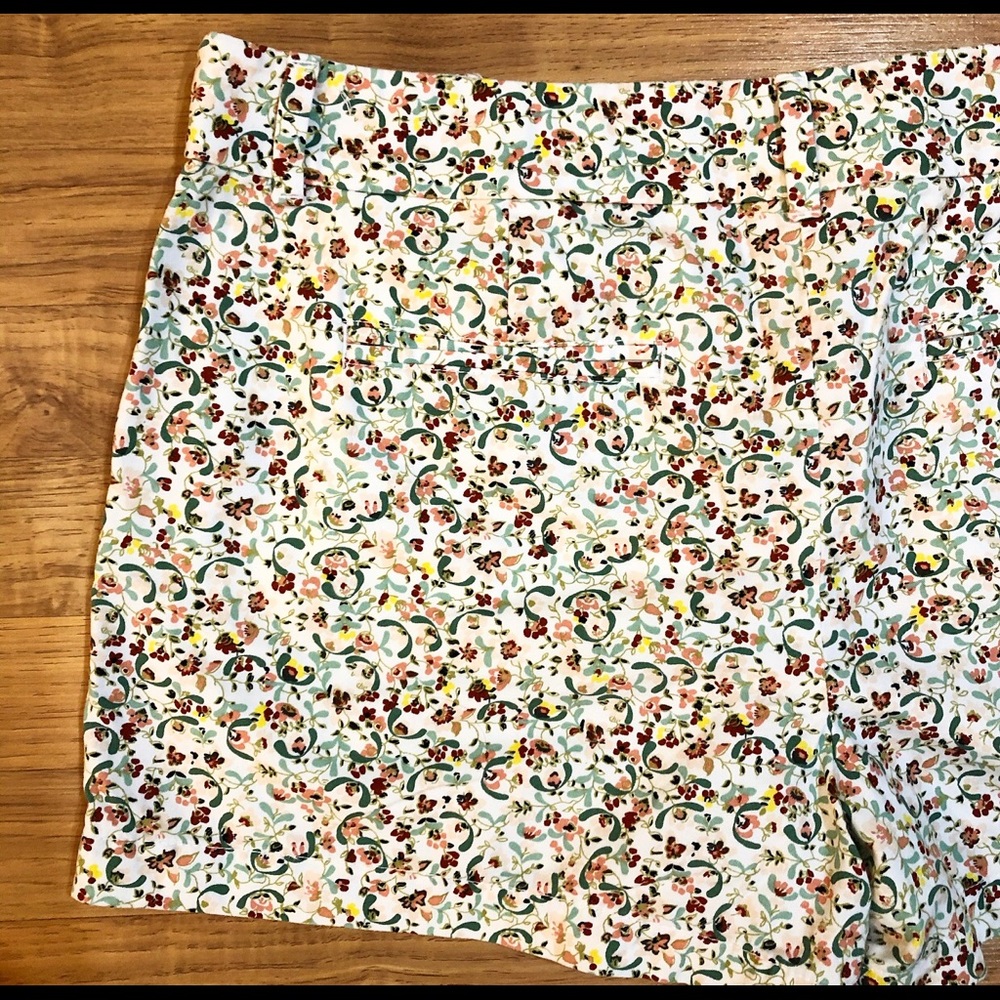 LOFT: Floral Shorts Size 12 - Picture 7 of 7